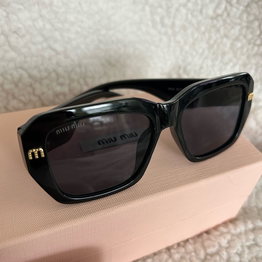 Miu Miu Black Oversized Sunglasses - Picture 3 of 5